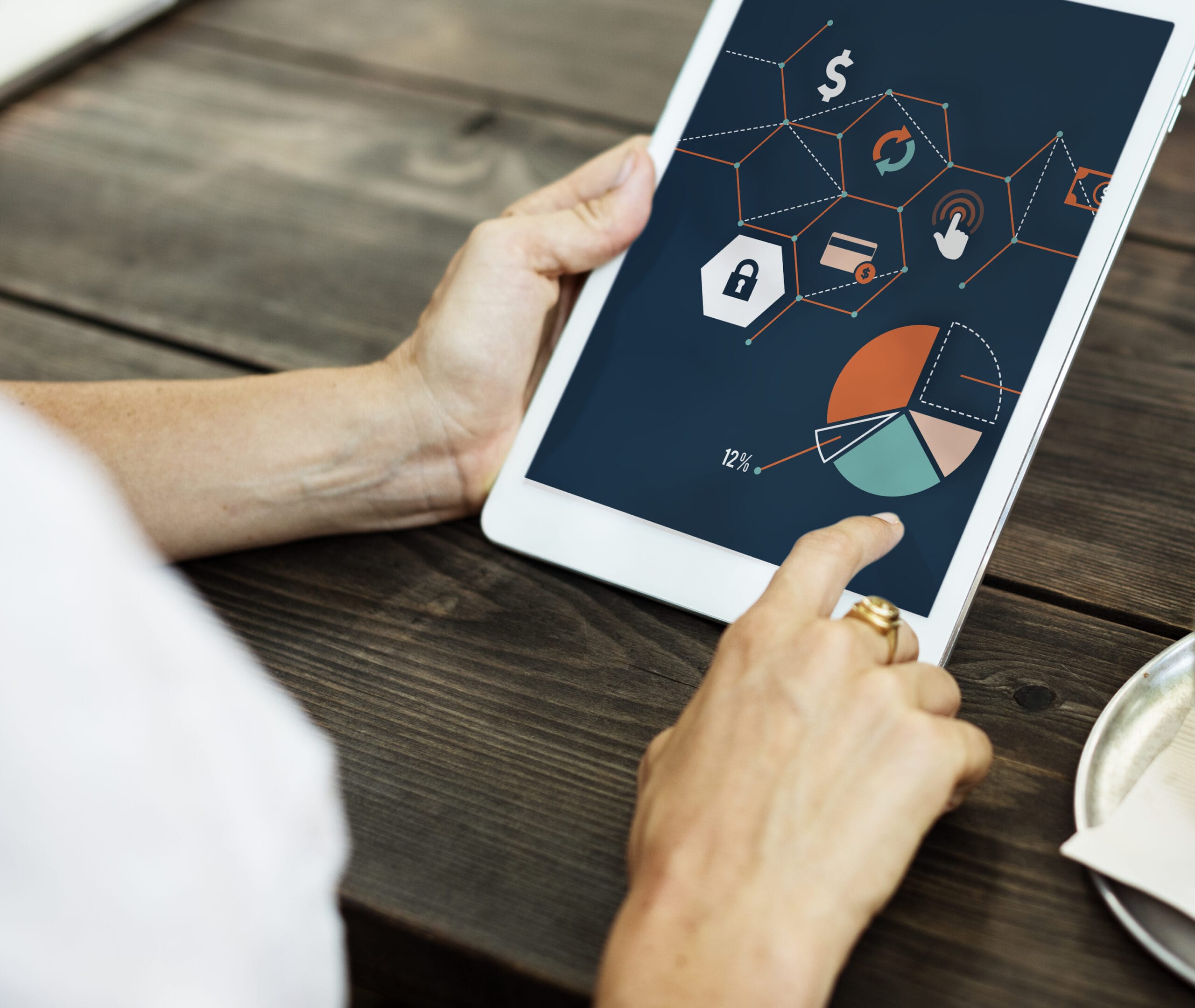 Gráfico sobre análisis de datos de comportamiento del consumidor para personalización de marca.
