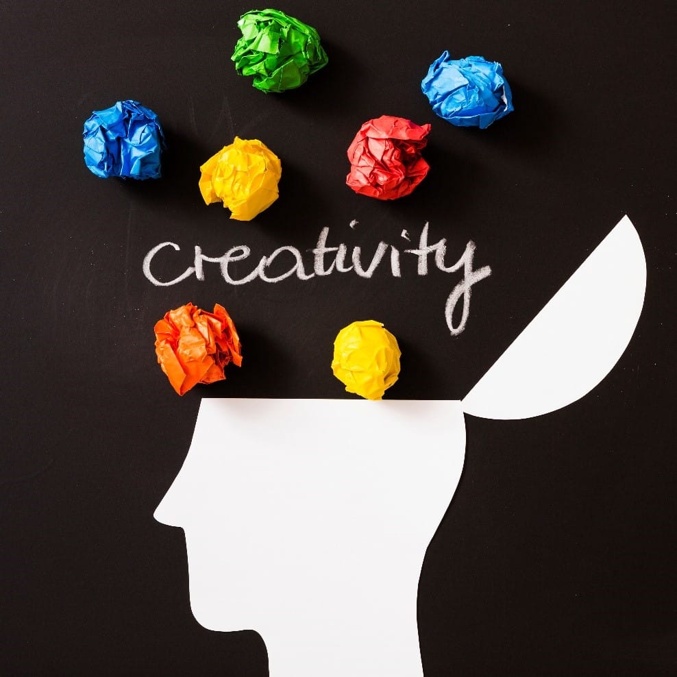 Bombilla con conexiones visuales a gráficos, clientes y herramientas digitales, simbolizando la creatividad en B2B.