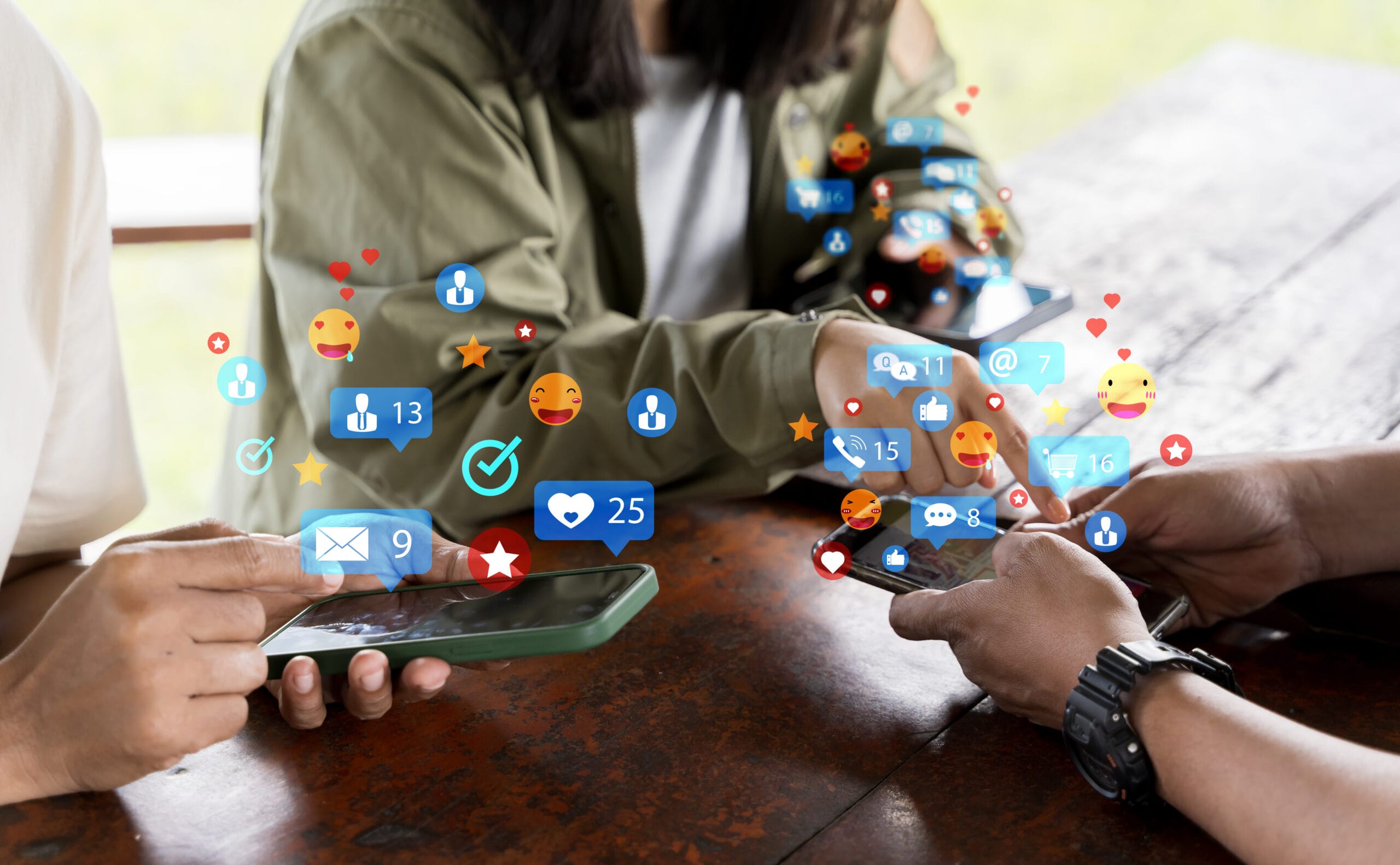 Persona creando contenido efímero en Instagram.