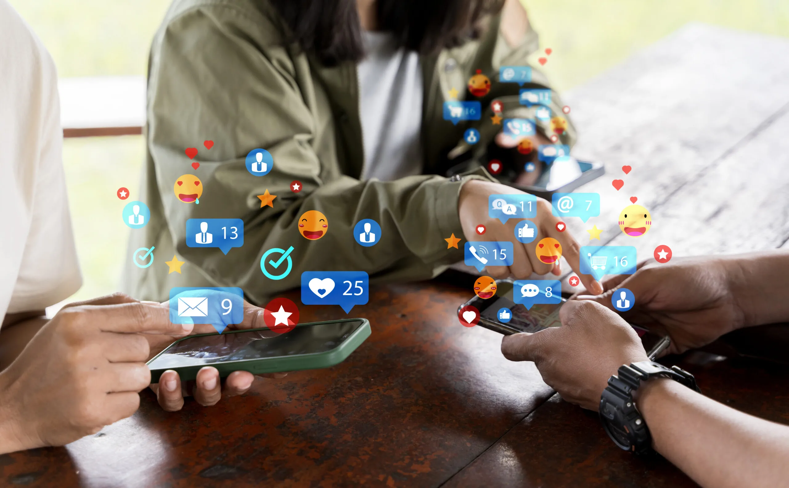 Persona creando contenido efímero en Instagram.