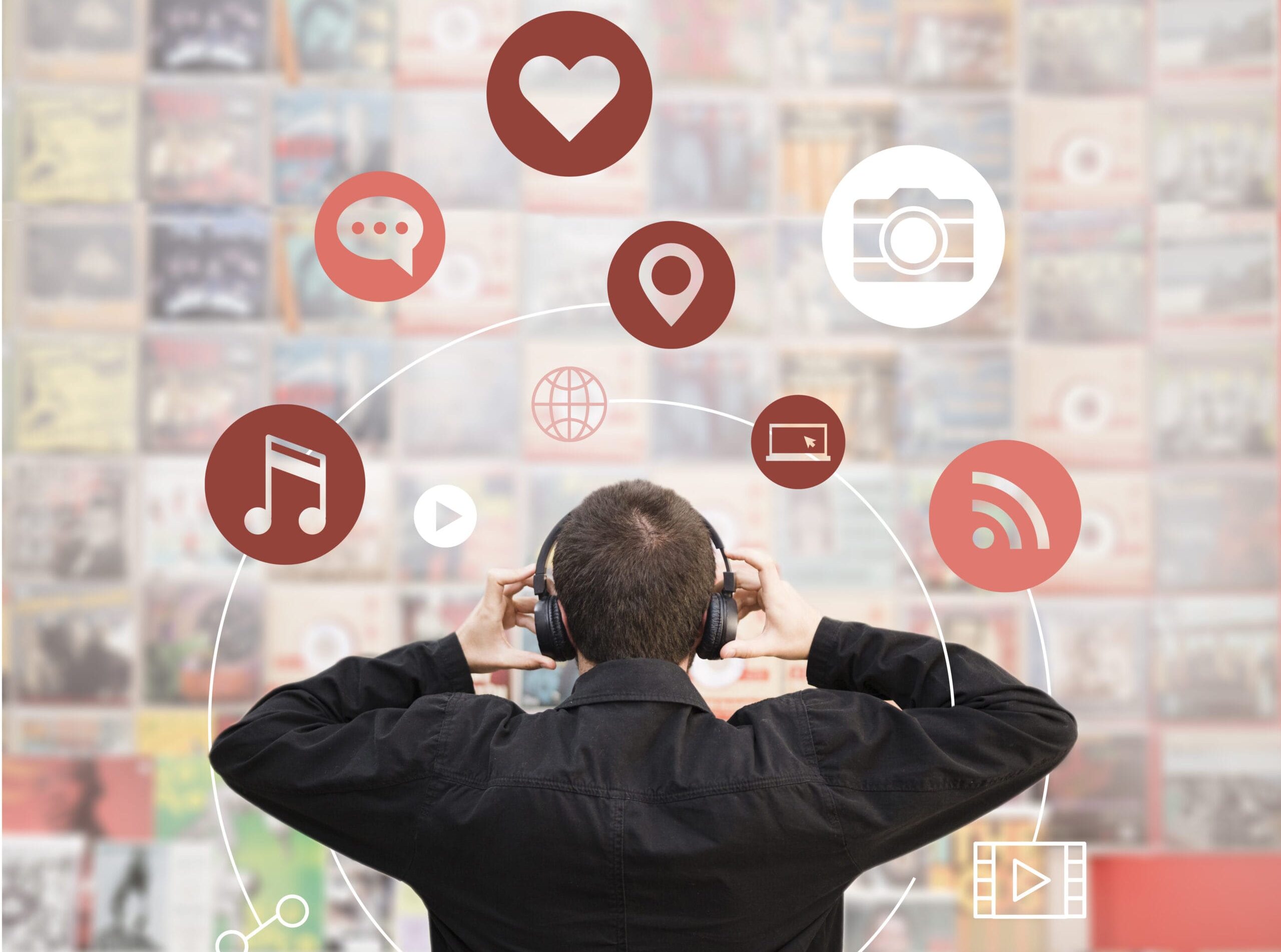 Estrategia de narrativa multicanal con un equipo de marketing analizando datos.