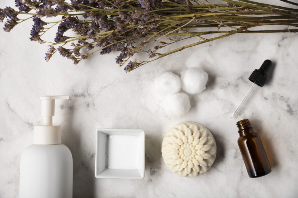 Productos de skincare representando indulgencia estética cotidiana.